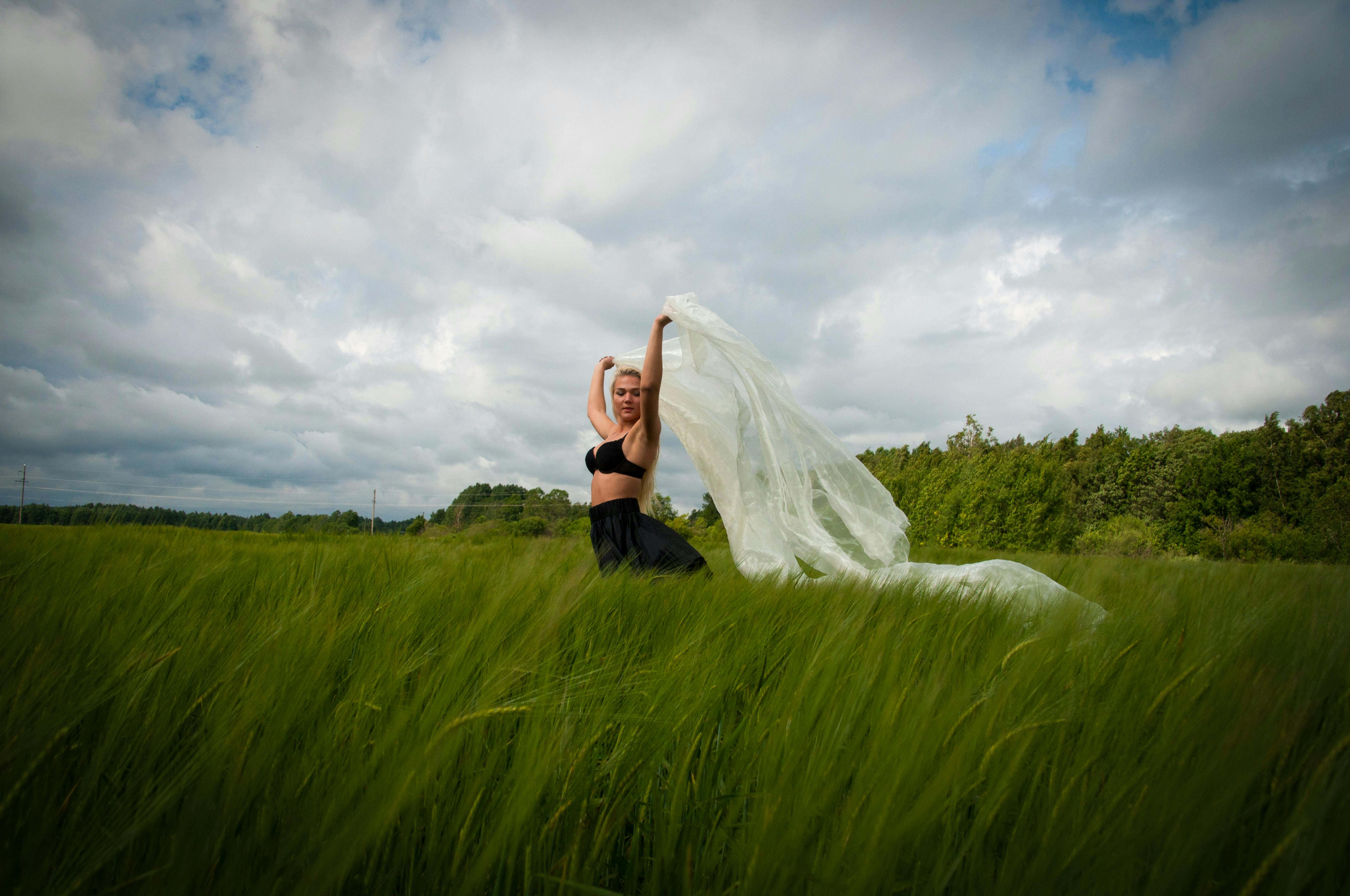 短剧《一夜成名》海报